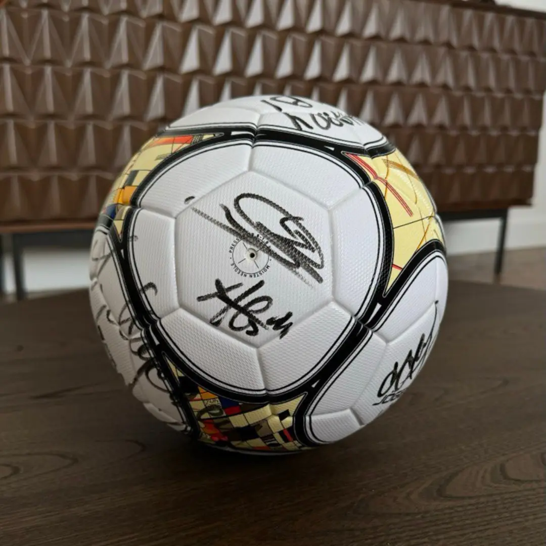 Футбольная Медиа Лига — мяч с автографами звёздных игроков и президента МФЛ